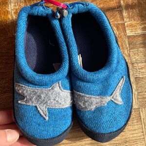 LL Bean Kids Slippers 5 6 Shark Sweater Fleece Motif Slip On Glacier Blue Adjust